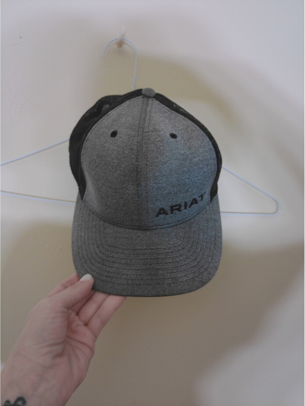 Ariat Richardson Mens Trucker Hat Snapback Cap Adjustable Gray Black Logo